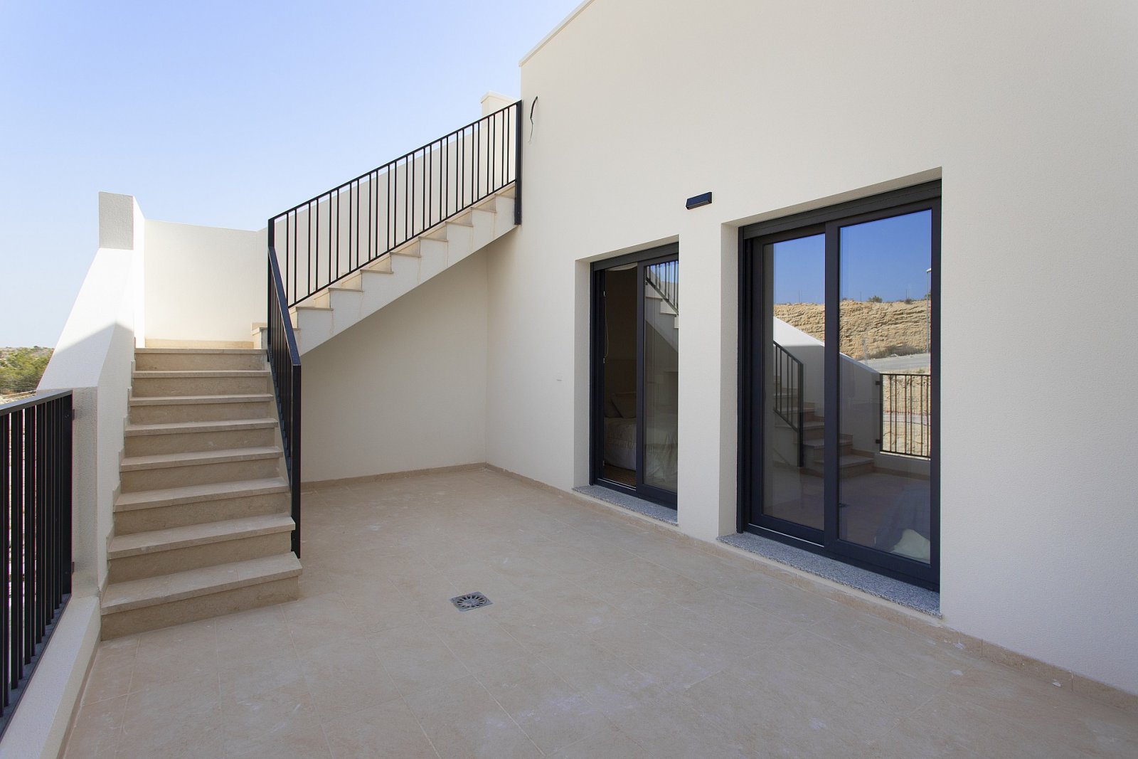 <p>Villa provided with 3 Bedrooms and 2 Bathrooms, communal swimming pool and private garage. </p><p>We present you an incredible project of 54 bun...