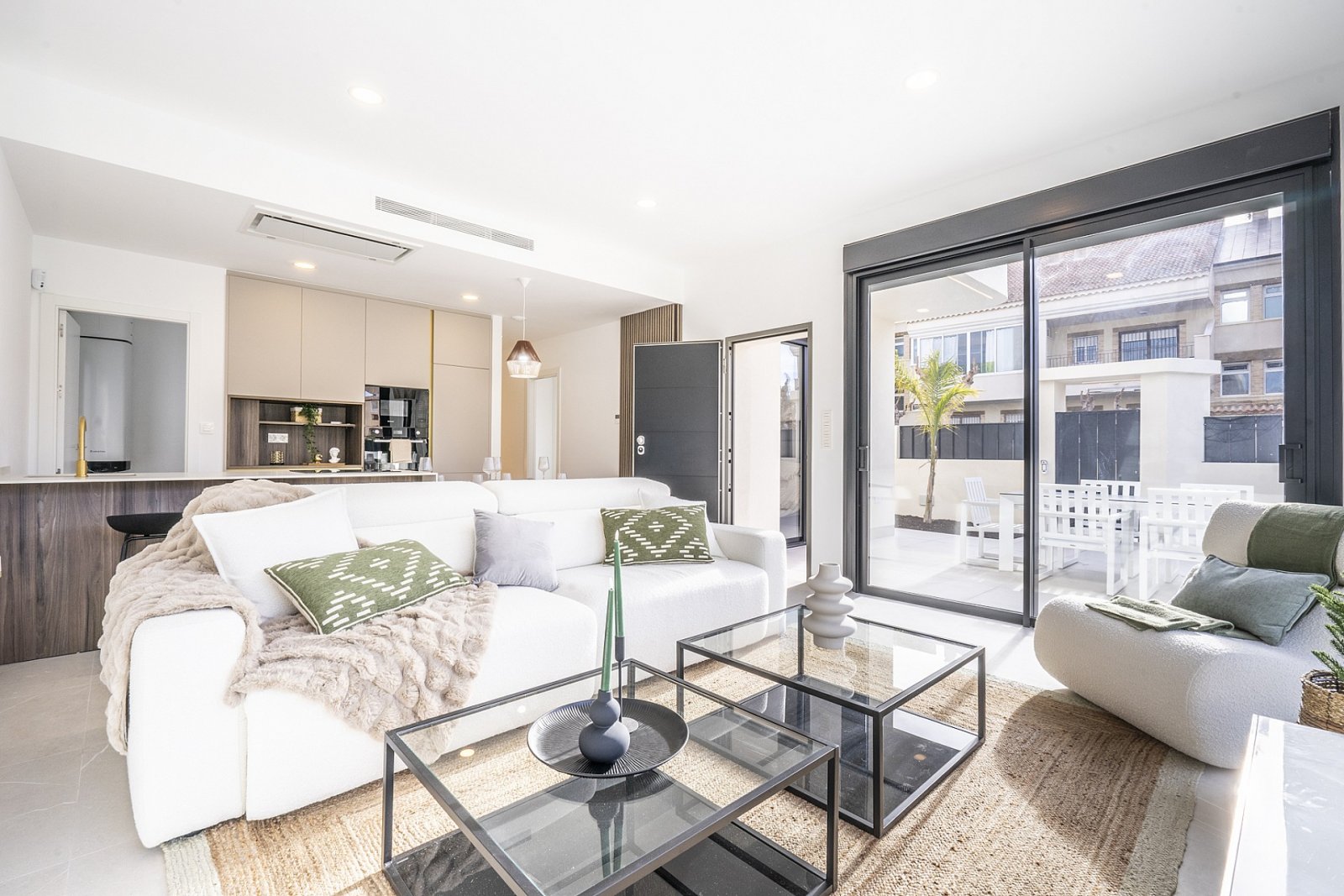 <p>Villa provided with 3 Bedrooms and 2 Bathrooms, private swimming pool and parking space on own plot. </p><p>These new build villas offer a conte...