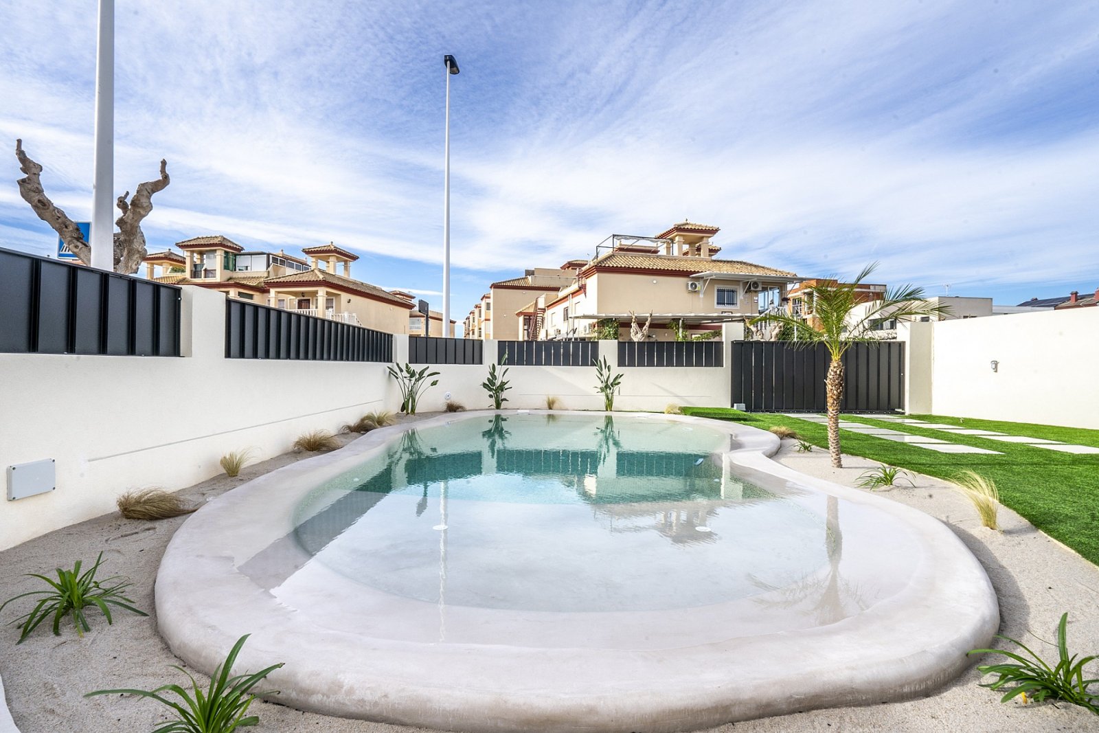 <p>Villa provided with 3 Bedrooms and 2 Bathrooms, private swimming pool and parking space on own plot. </p><p>These new build villas offer a conte...