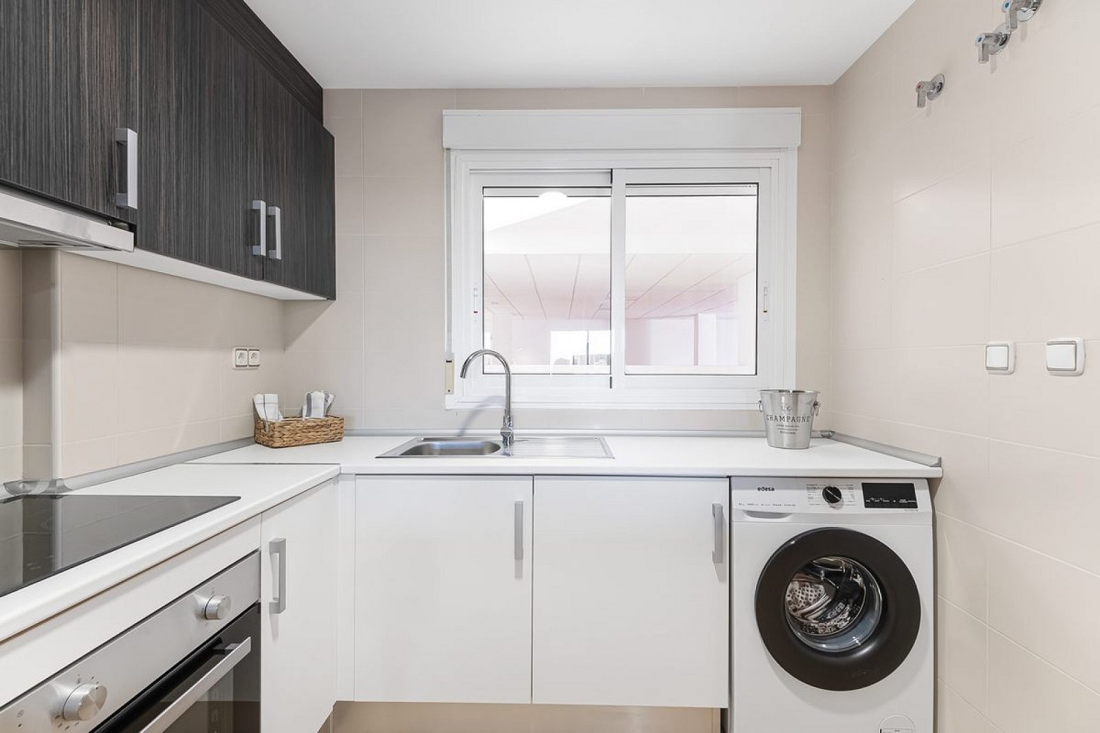 <p>Apartment with terrace provided with 2 Bedrooms and 2 Bathrooms, communal swimming pool and optional underground parking space. </p><p>Discover ...