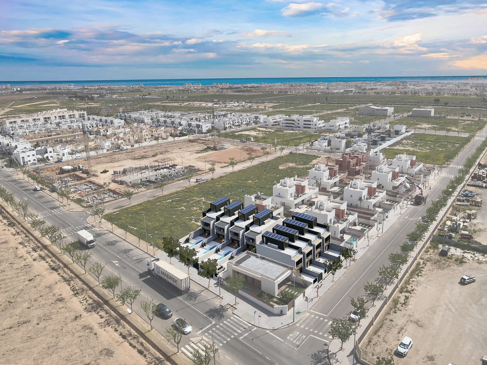 <p>Terraced villa provided with 3 Bedrooms and 3 Bathrooms, private swimming pool and parking space on own plot. </p><p>Just 2 km away is the sandy...