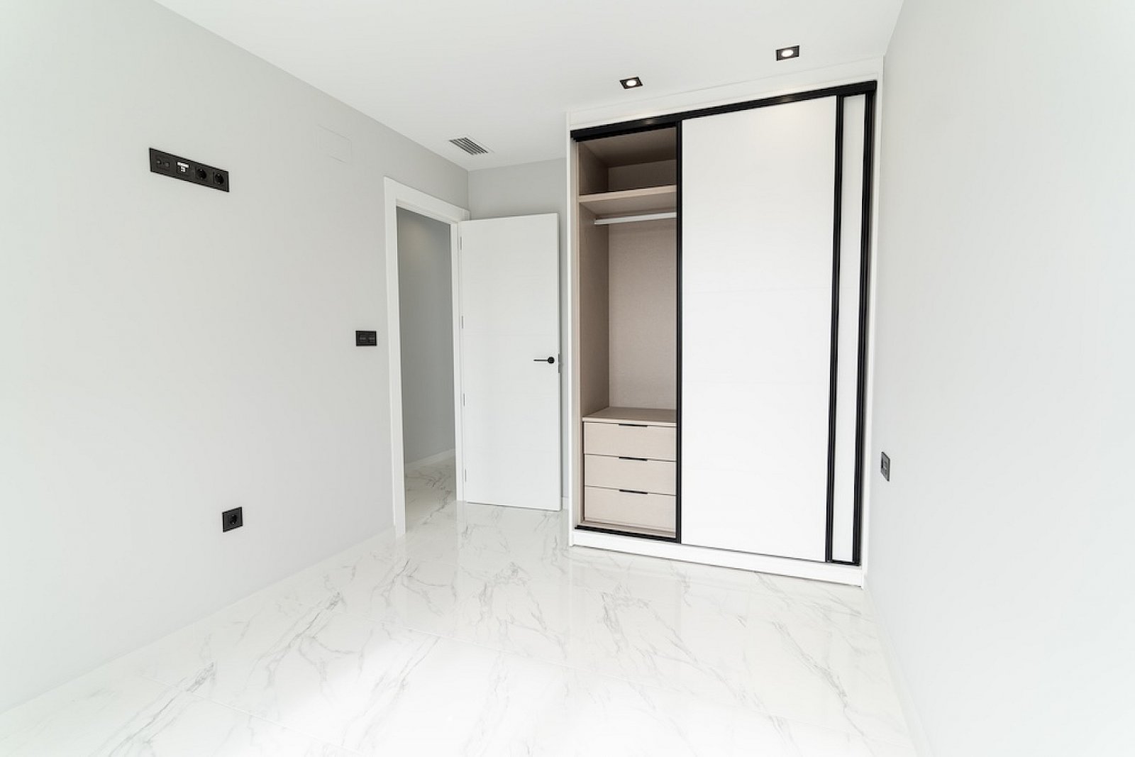 <p>Villa provided with 4 Bedrooms and 3 Bathrooms, communal swimming pool and underground parking space. </p><p>Discover these beautiful residences...