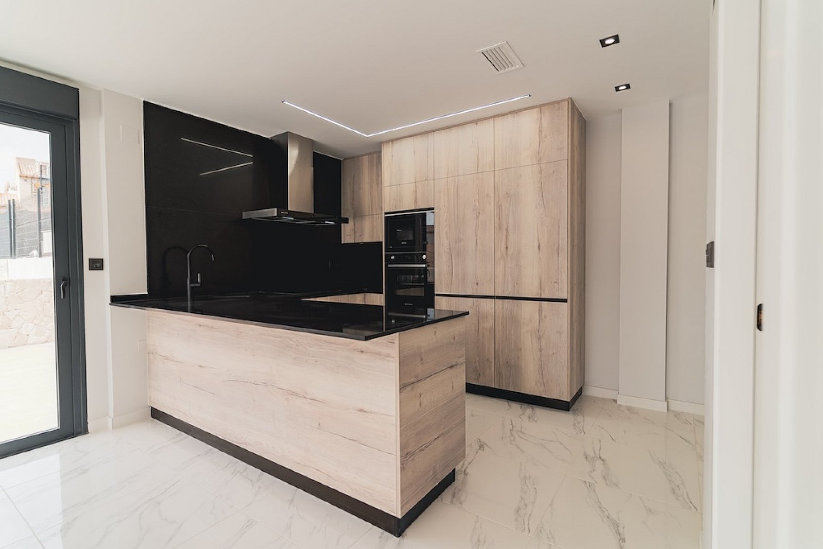 <p>Villa provided with 4 Bedrooms and 3 Bathrooms, communal swimming pool and underground parking space. </p><p>Discover these beautiful residences...