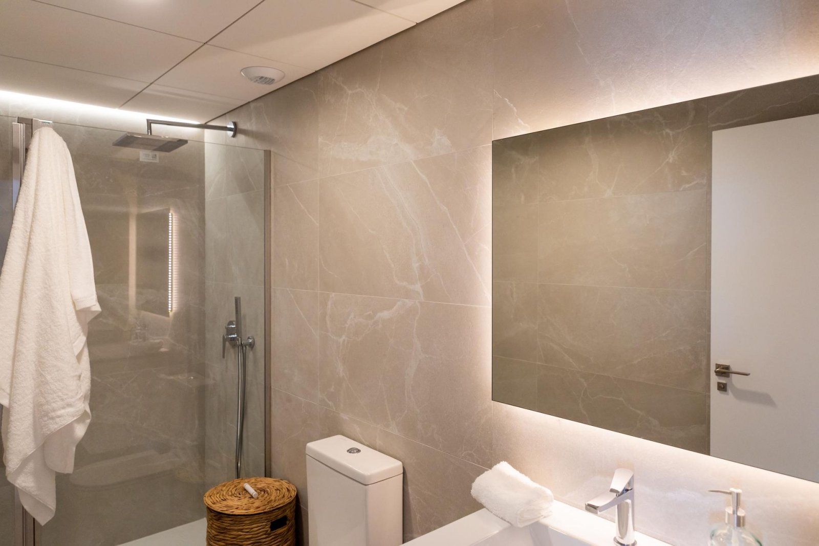 <p>Apartment with garden provided with 3 Bedrooms and 2 Bathrooms, communal swimming pool and underground parking space with storage room. </p>