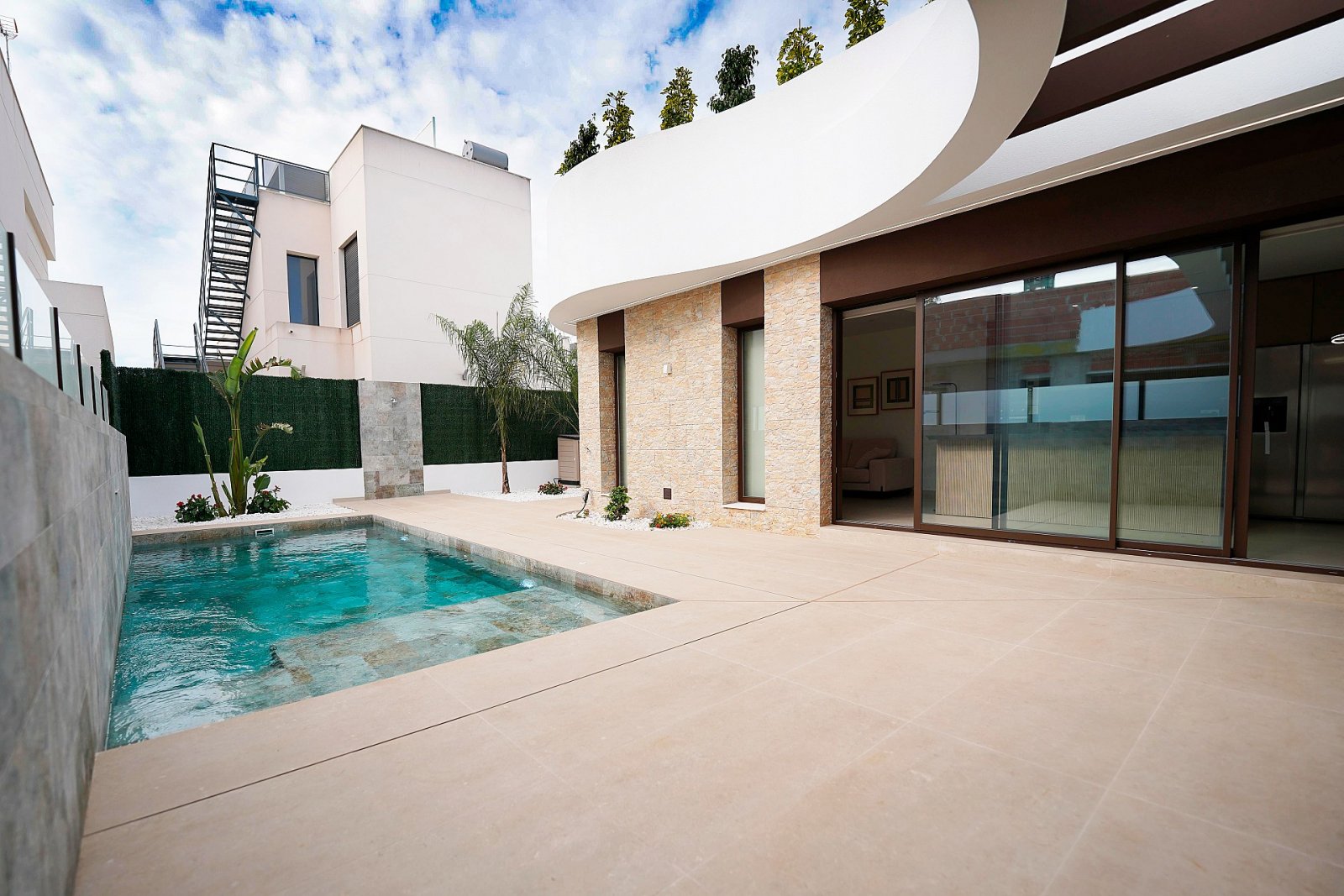 Komfortable Luxusvilla mit Pooloption und Parkplatz