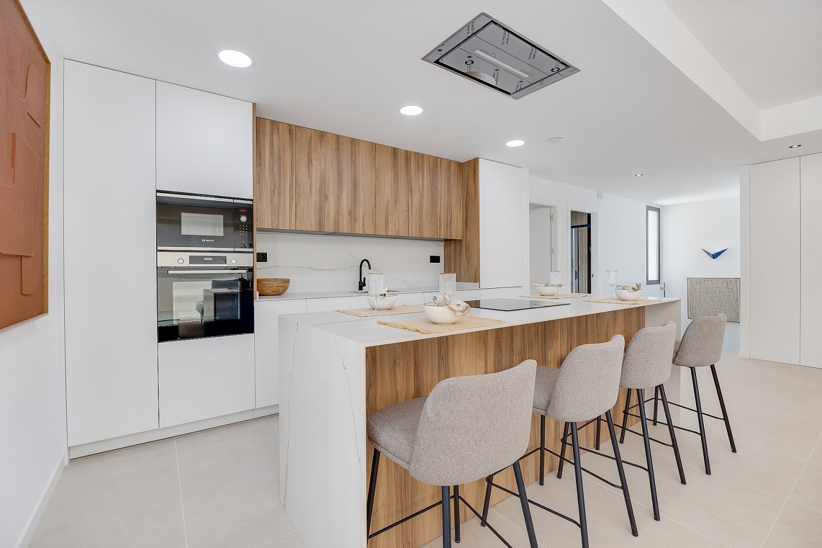 <p>Villa provided with 4 Bedrooms and 4 Bathrooms, private swimming pool and underground garage with cellar. </p><p>Los Alcázares is located on the...