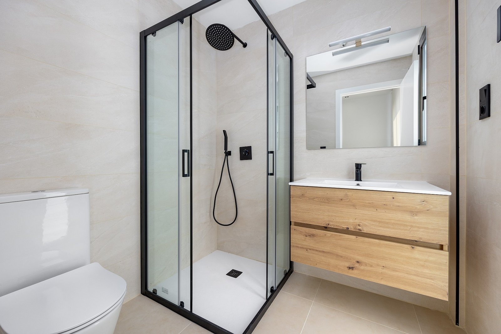 <p>Villa provided with 4 Bedrooms and 4 Bathrooms, private swimming pool and underground garage with cellar. </p><p>Los Alcázares is located on the...