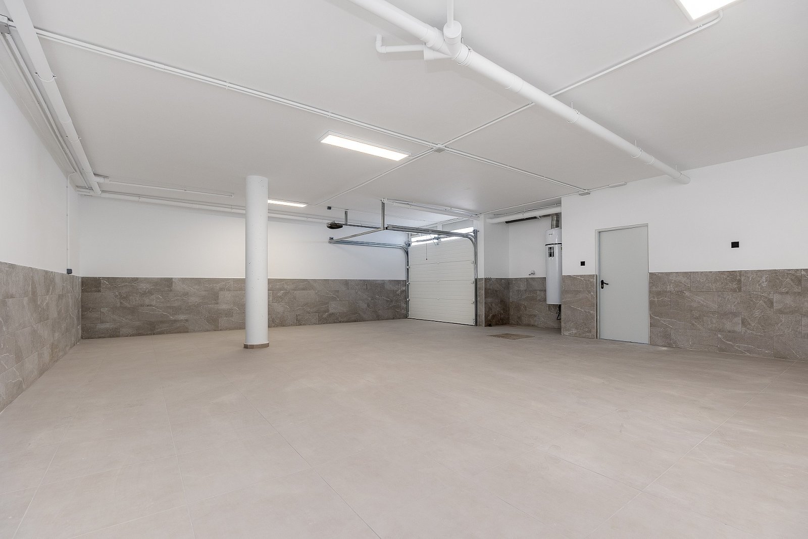 <p>Villa provided with 4 Bedrooms and 4 Bathrooms, private swimming pool and underground garage with cellar. </p><p>Los Alcázares is located on the...