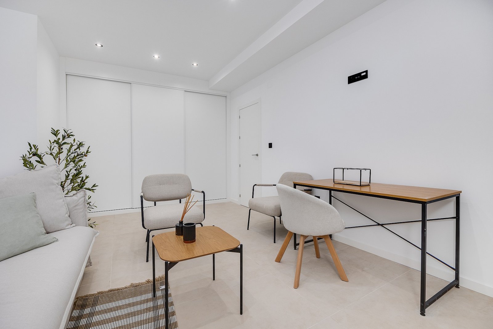 <p>Villa provided with 4 Bedrooms and 4 Bathrooms, private swimming pool and underground garage with cellar. </p><p>Los Alcázares is located on the...