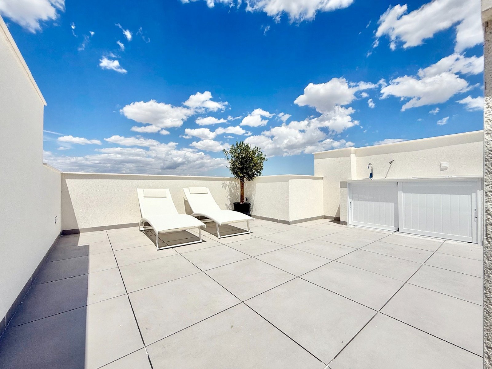 <p>Terraced villa provided with 2 Bedrooms and 2 Bathrooms, communal swimming pool and parking space on own plot. </p>