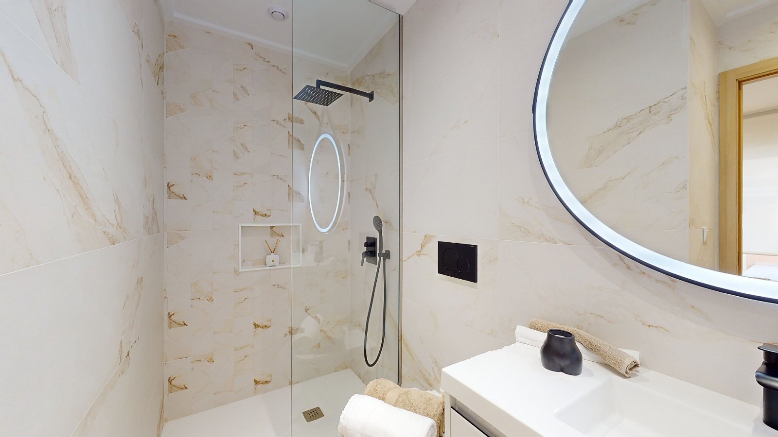 <p>Apartment with garden provided with 3 Bedrooms and 2 Bathrooms, inside & outside swimming pool and underground parking space. </p><p>We are plea...