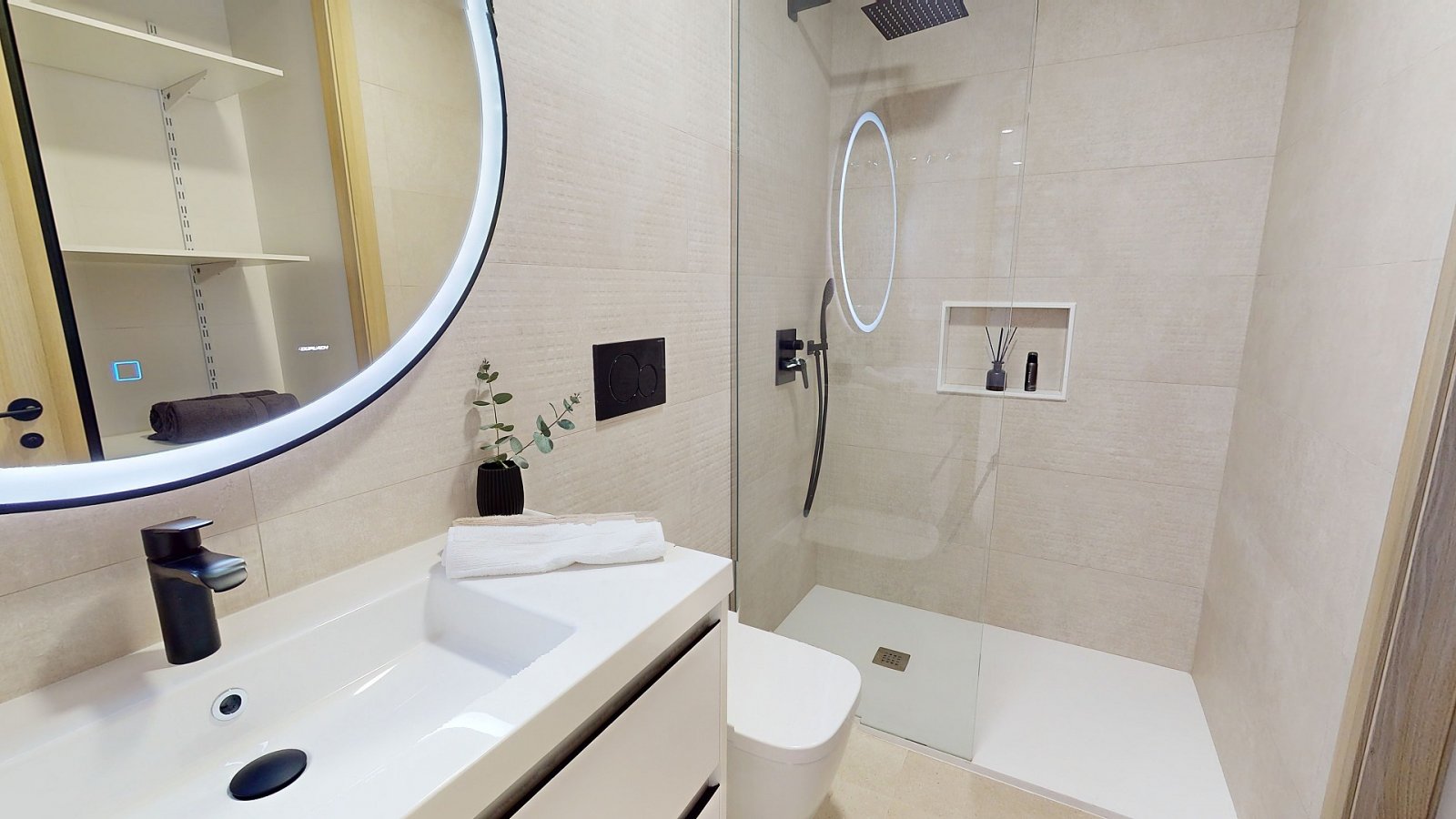 <p>Apartment with garden provided with 3 Bedrooms and 2 Bathrooms, inside & outside swimming pool and underground parking space. </p><p>We are plea...