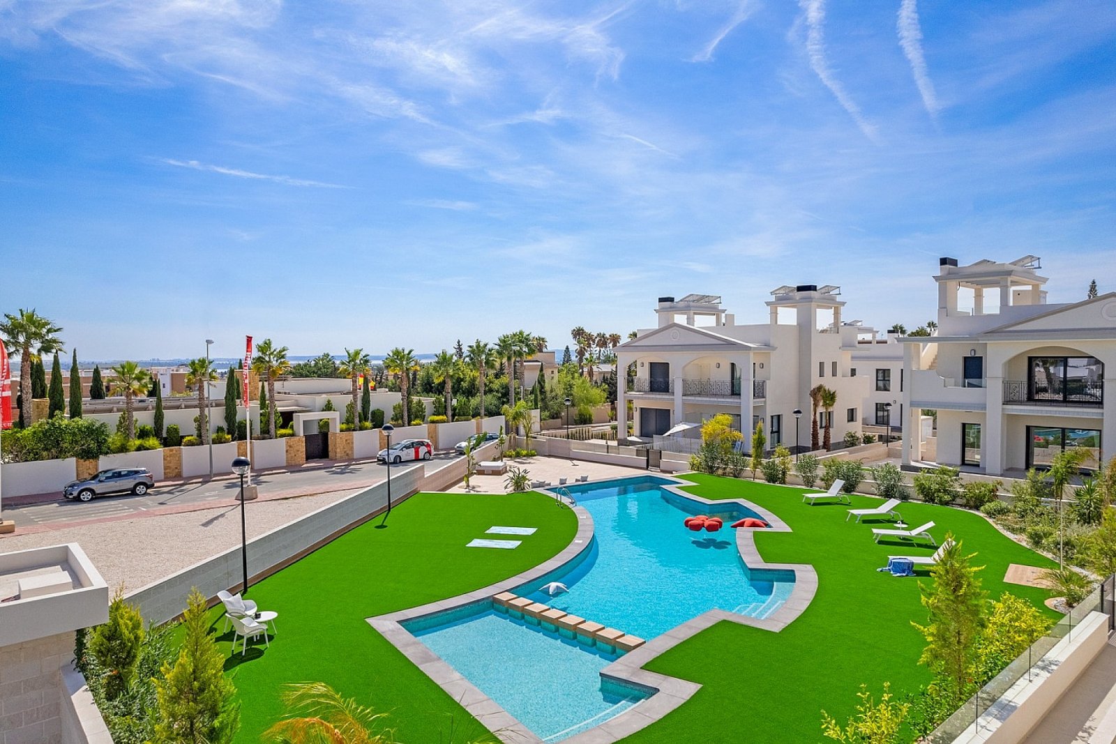 <p>Apartment with garden provided with 3 Bedrooms and 2 Bathrooms, communal swimming pool and private parking space within domain. </p><p>Welcome t...