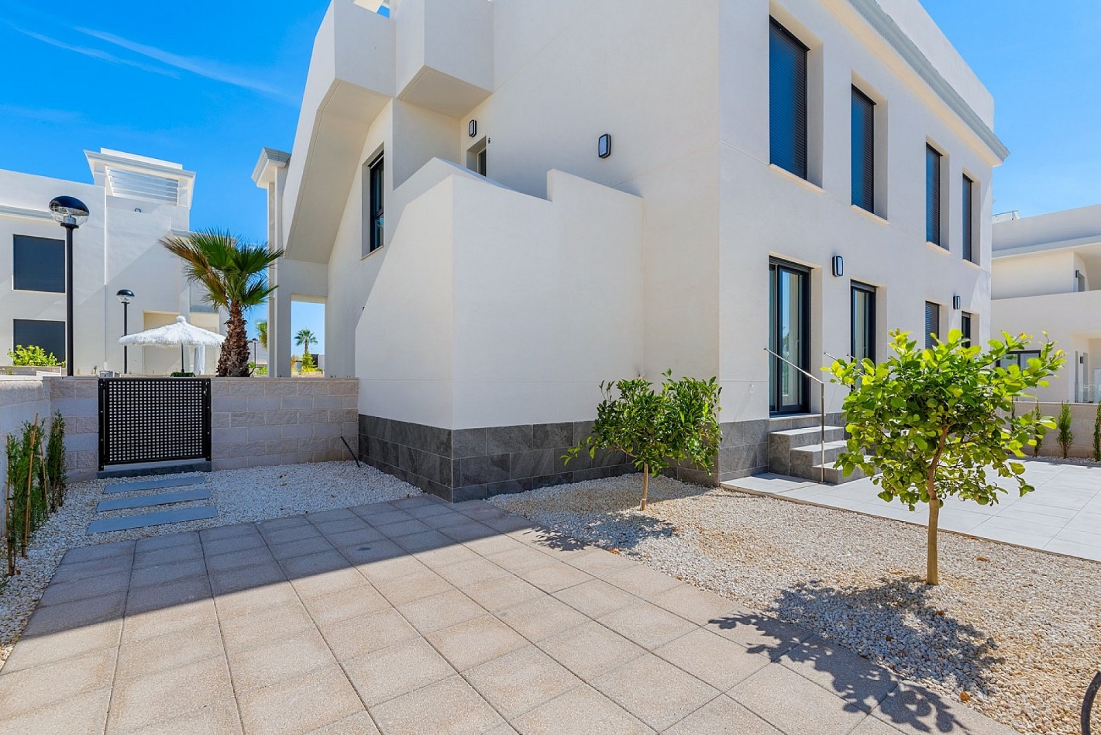 <p>Apartment with garden provided with 3 Bedrooms and 2 Bathrooms, communal swimming pool and private parking space within domain. </p><p>Welcome t...