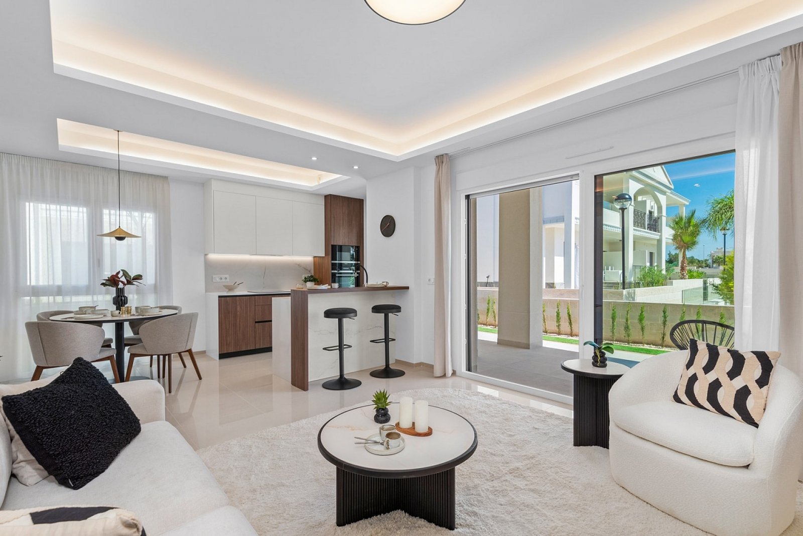 <p>Apartment with garden provided with 3 Bedrooms and 2 Bathrooms, communal swimming pool and private parking space within domain. </p><p>Welcome t...