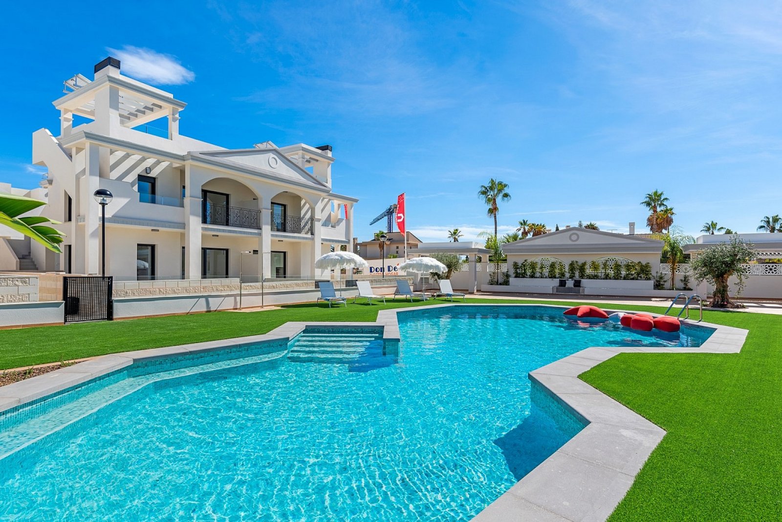 <p>Apartment with garden provided with 3 Bedrooms and 2 Bathrooms, communal swimming pool and private parking space within domain. </p><p>Welcome t...