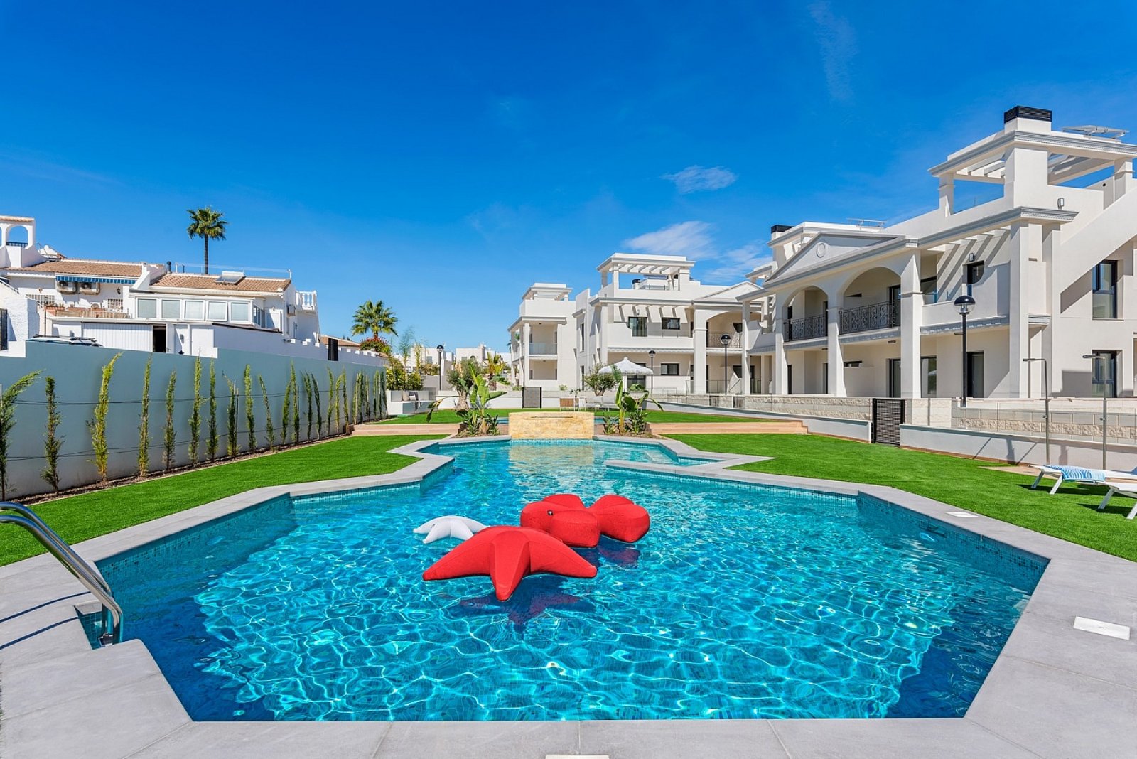 <p>Apartment with garden provided with 3 Bedrooms and 2 Bathrooms, communal swimming pool and private parking space within domain. </p><p>Welcome t...