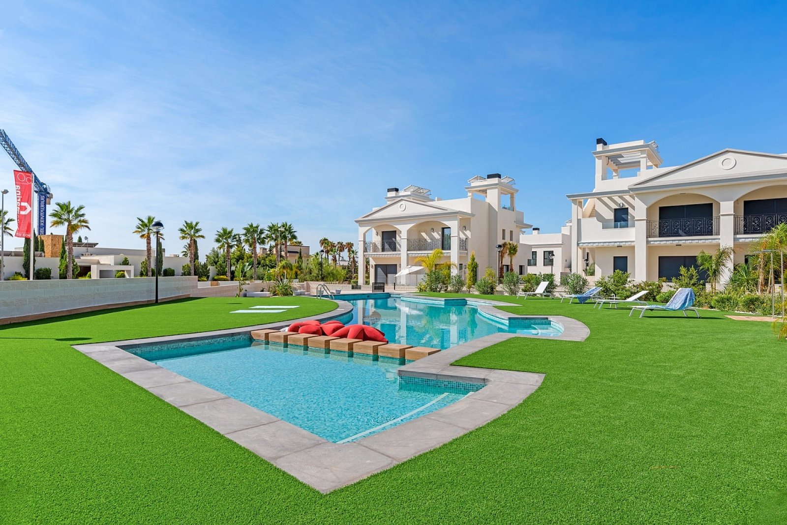 <p>Apartment with garden provided with 3 Bedrooms and 2 Bathrooms, communal swimming pool and private parking space within domain. </p><p>Welcome t...