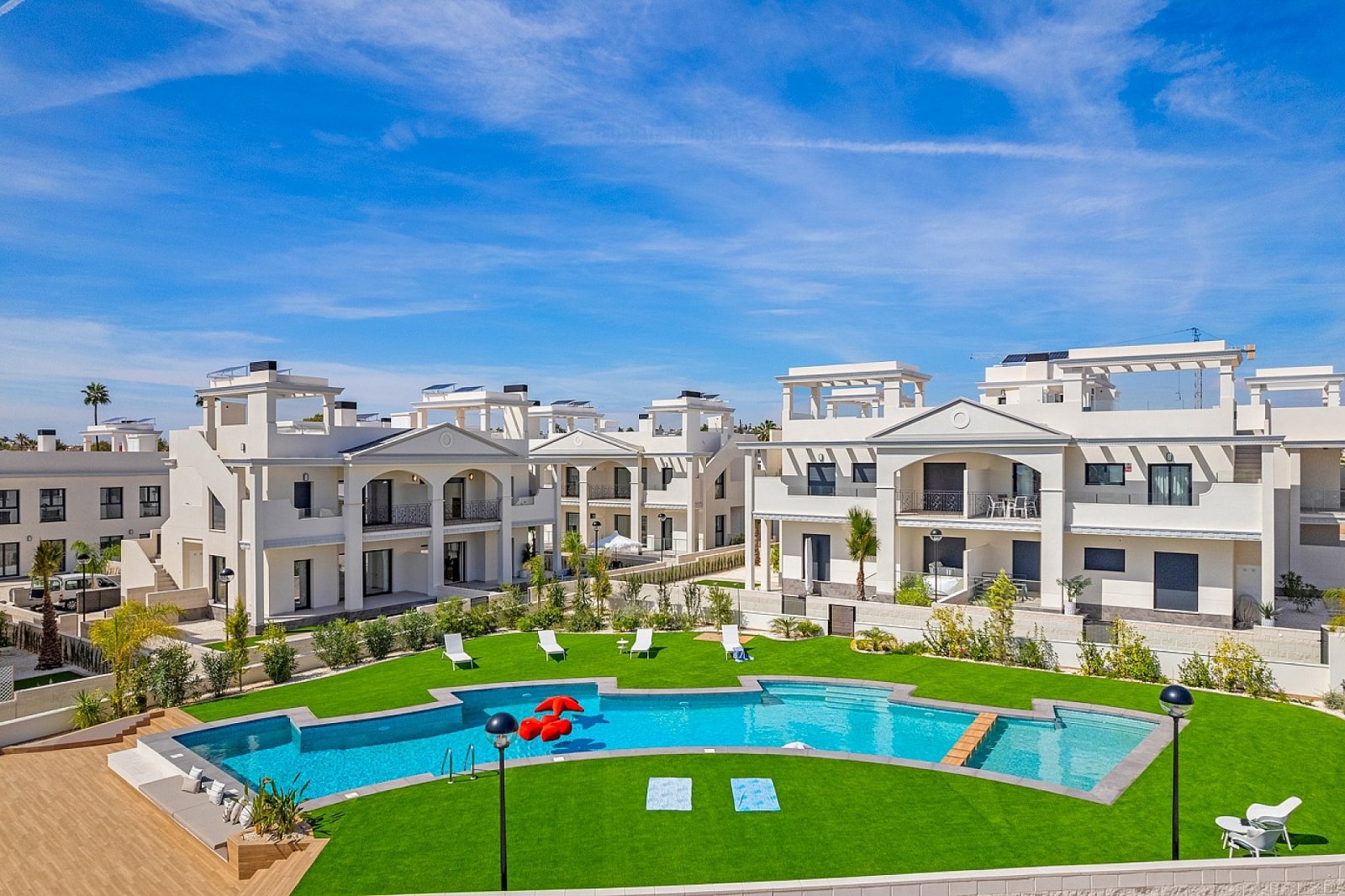 <p>Apartment with garden provided with 3 Bedrooms and 2 Bathrooms, communal swimming pool and private parking space within domain. </p><p>Welcome t...