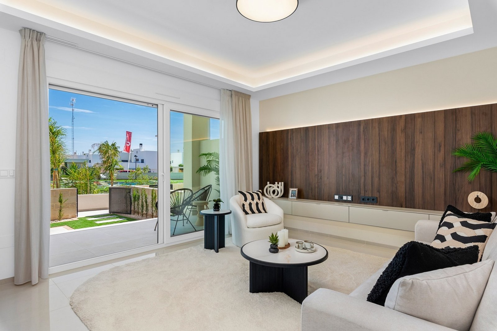 <p>Apartment with garden provided with 3 Bedrooms and 2 Bathrooms, communal swimming pool and private parking space within domain. </p><p>Welcome t...