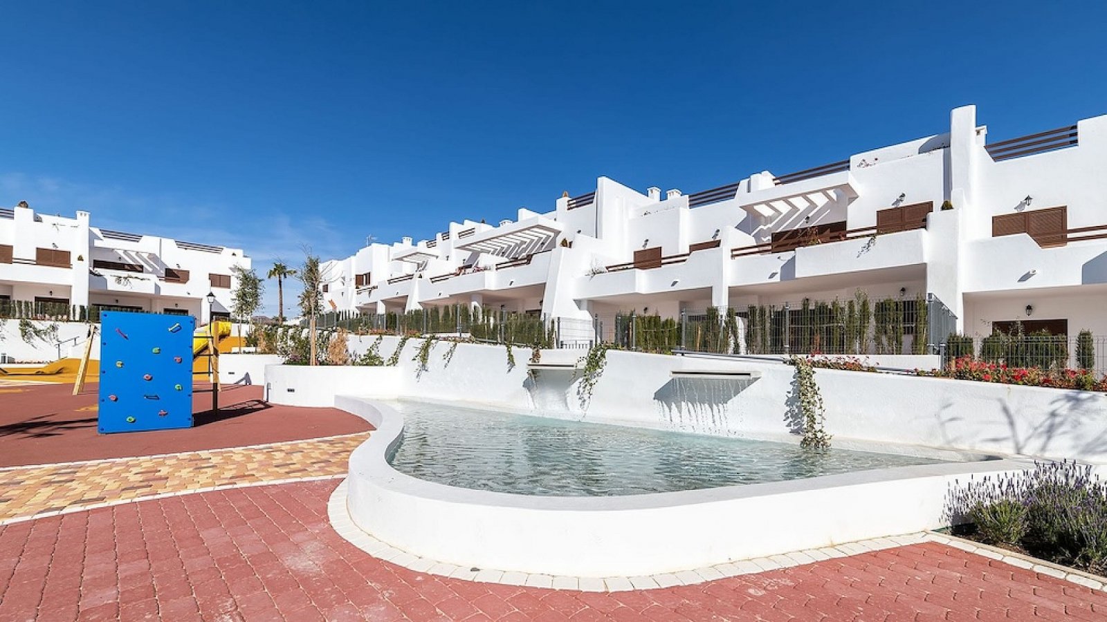 <p>Apartment with garden provided with 3 Bedrooms and 2 Bathrooms, communal swimming pool and underground parking space. </p><p>Step inside these a...