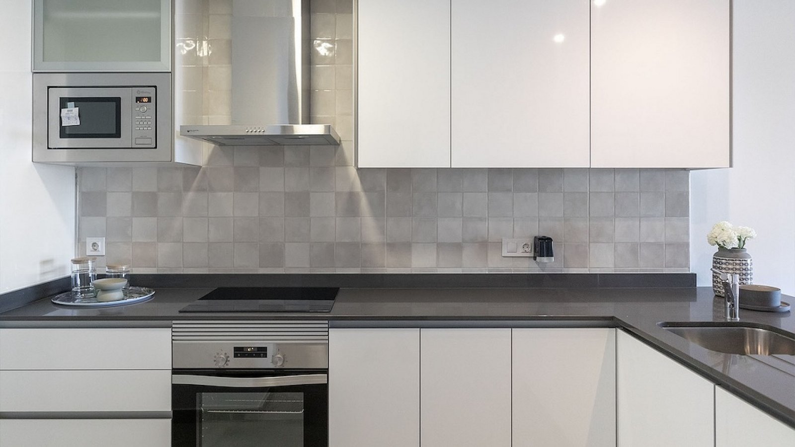 <p>Apartment with garden provided with 3 Bedrooms and 2 Bathrooms, communal swimming pool and underground parking space. </p><p>Step inside these a...