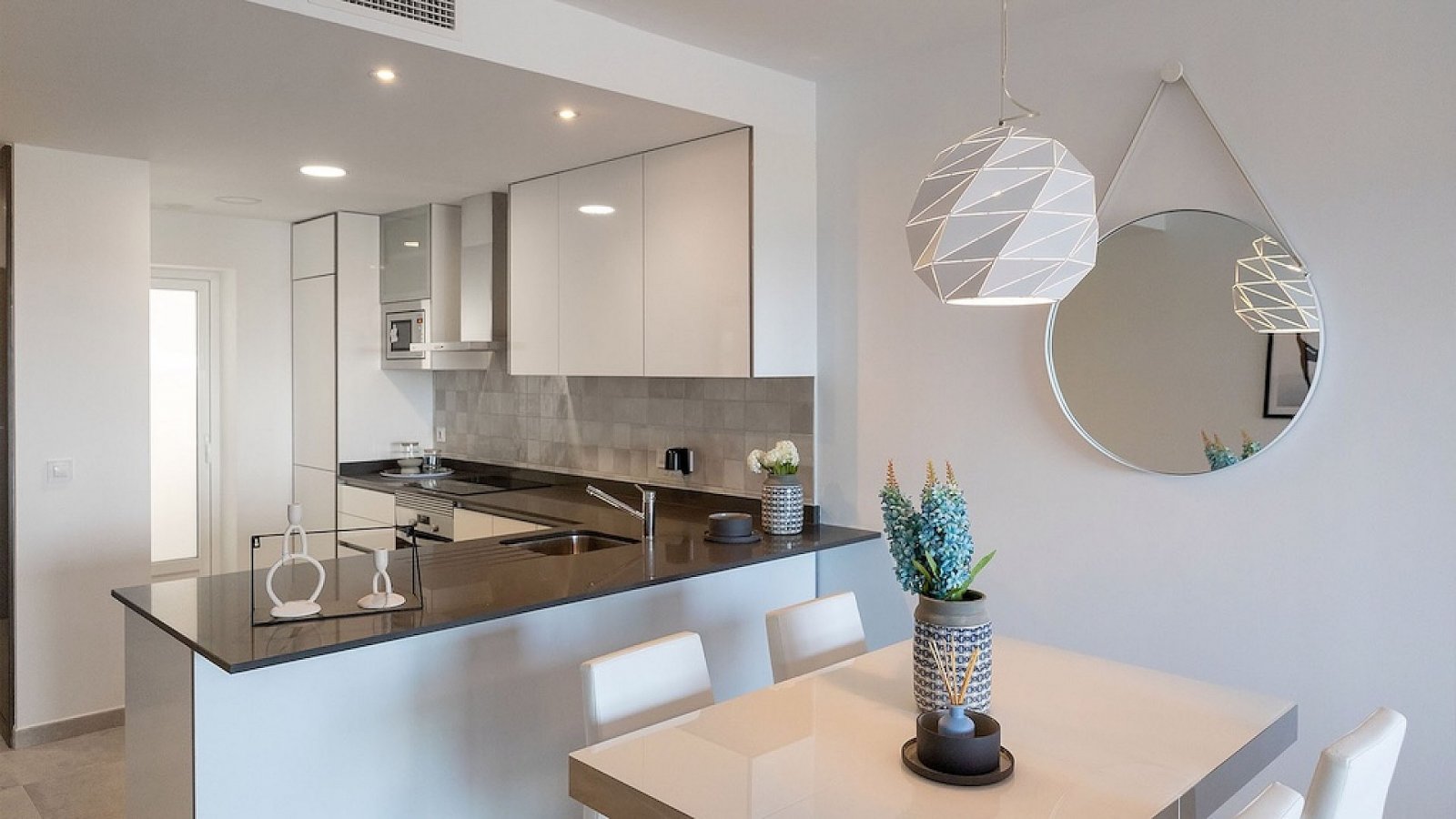 <p>Apartment with garden provided with 3 Bedrooms and 2 Bathrooms, communal swimming pool and underground parking space. </p><p>Step inside these a...