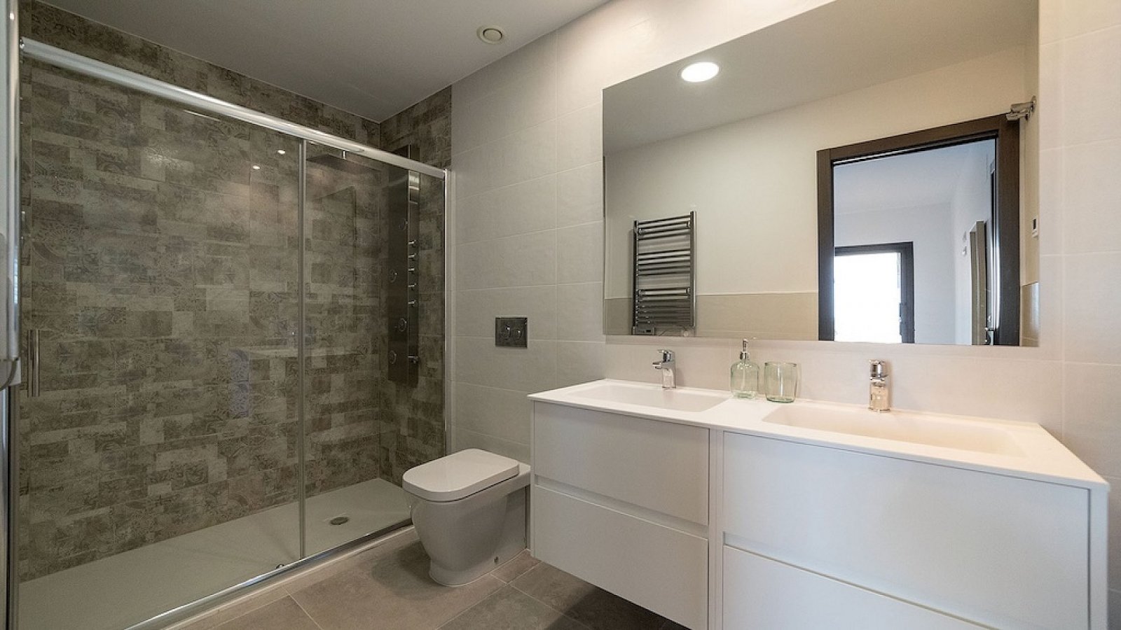 <p>Apartment with garden provided with 3 Bedrooms and 2 Bathrooms, communal swimming pool and underground parking space. </p><p>Step inside these a...