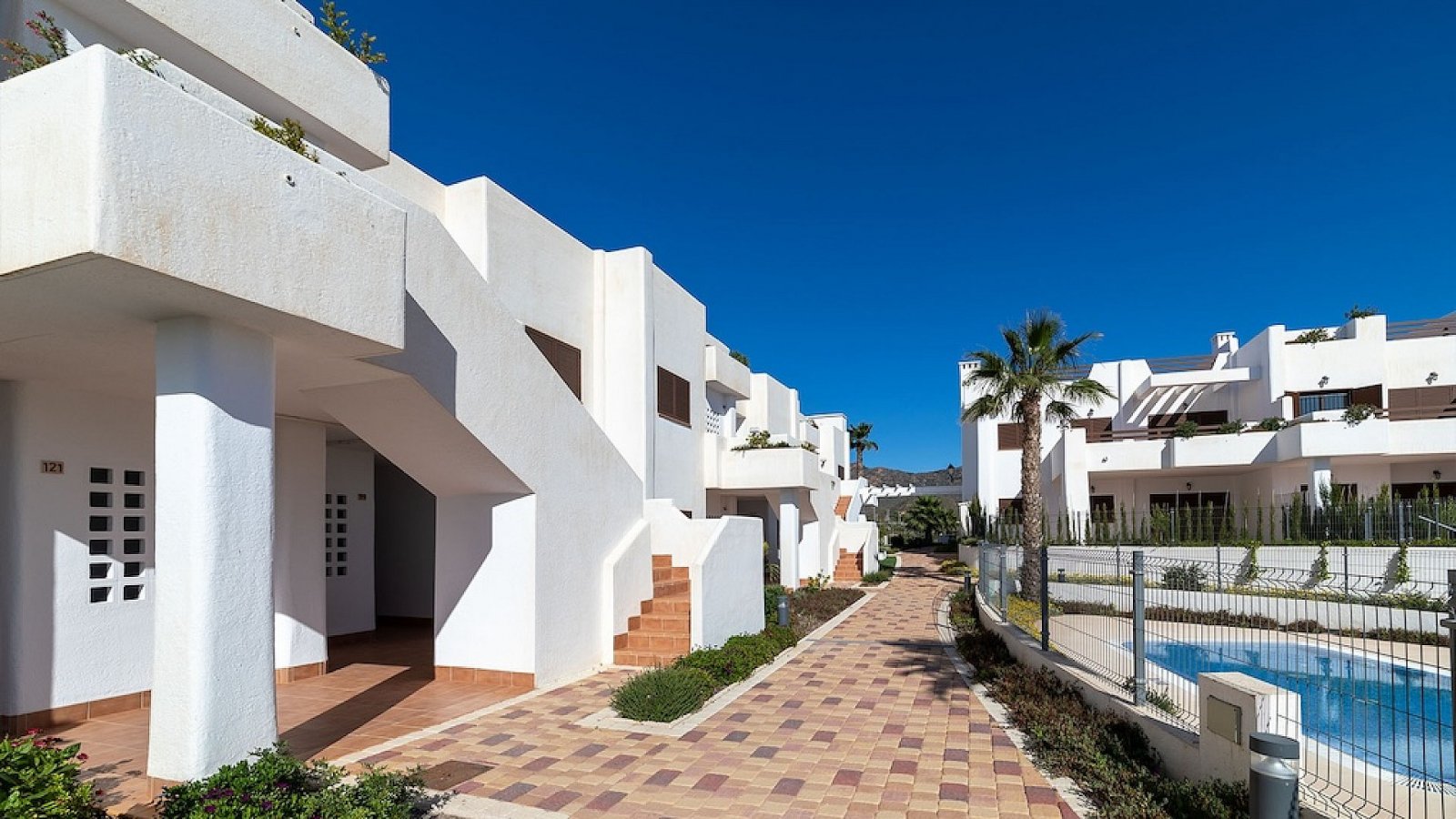 <p>Apartment with garden provided with 3 Bedrooms and 2 Bathrooms, communal swimming pool and underground parking space. </p><p>Step inside these a...