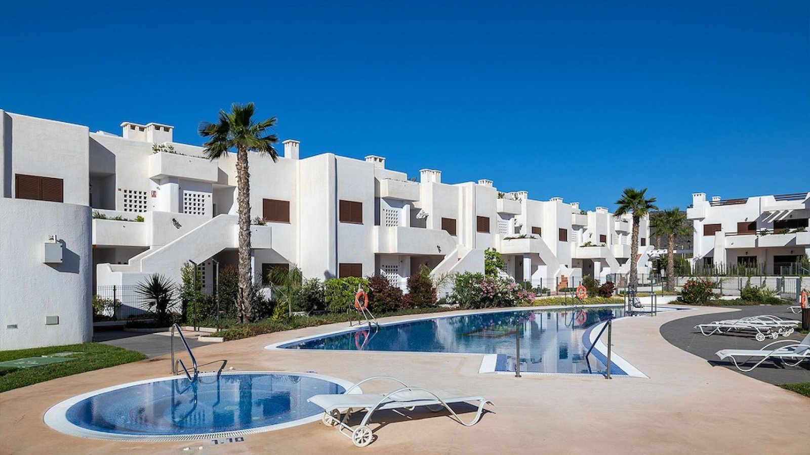 <p>Apartment with garden provided with 3 Bedrooms and 2 Bathrooms, communal swimming pool and underground parking space. </p><p>Step inside these a...