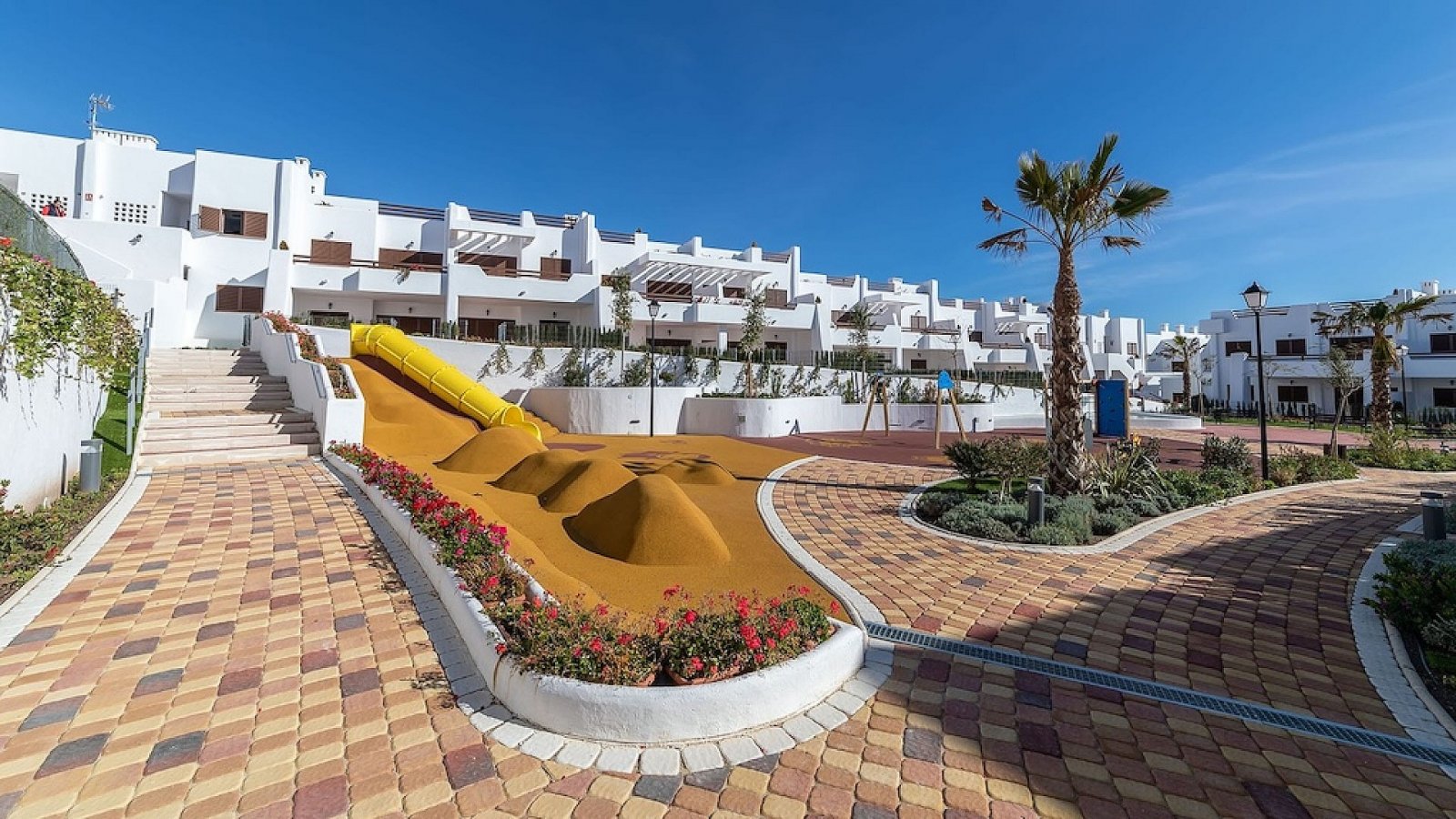 <p>Apartment with garden provided with 3 Bedrooms and 2 Bathrooms, communal swimming pool and underground parking space. </p><p>Step inside these a...