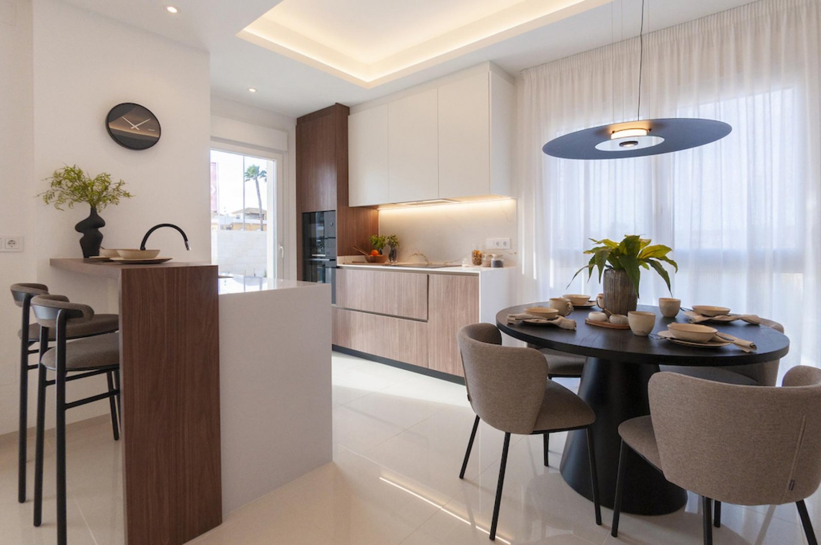 <p>Apartment with garden provided with 2 Bedrooms and 2 Bathrooms, communal swimming pool and private parking space within domain. </p><p>Welcome t...