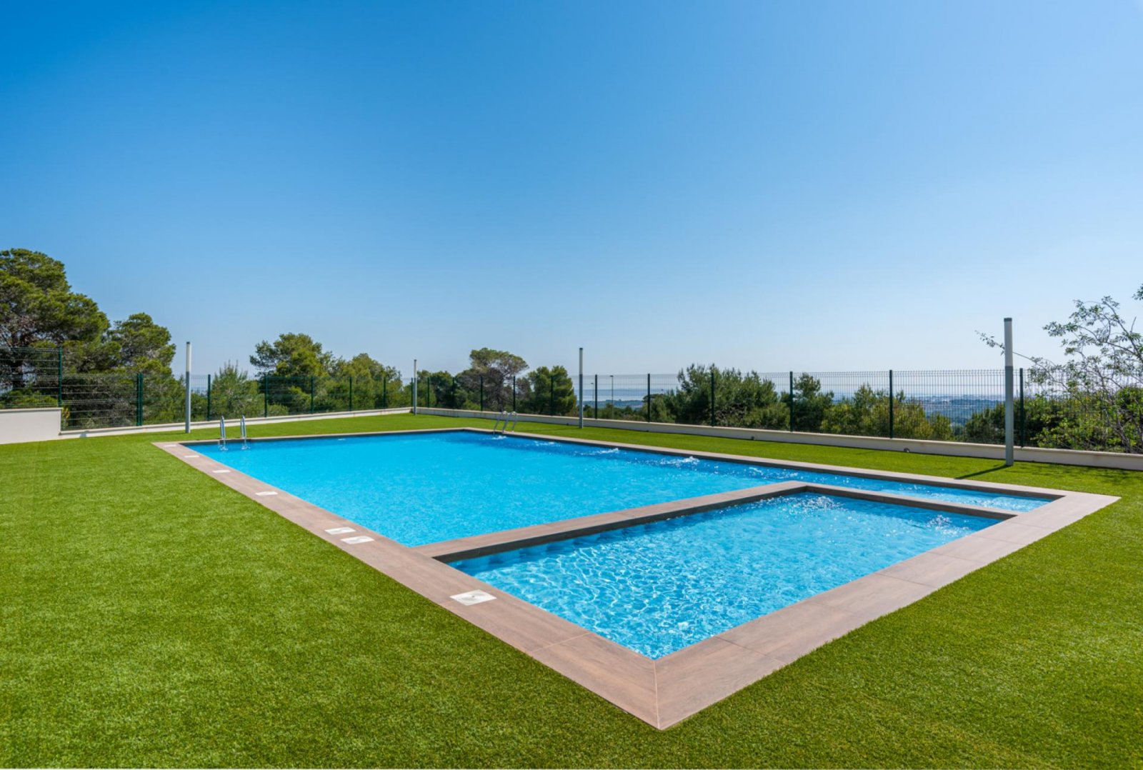 <p>Apartments - solarium provided with 2 Bedrooms and 2 Bathrooms, private swimming pool and private parking space within domain. </p><p>Choice bet...