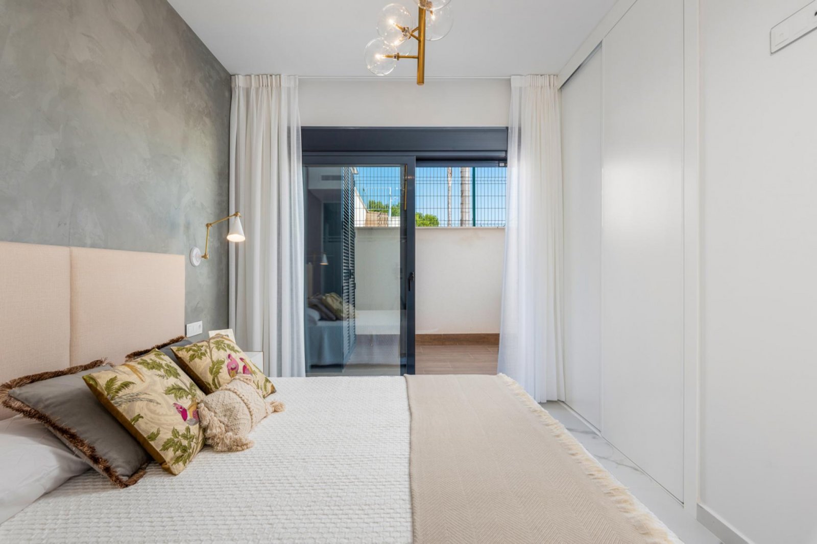 <p>Apartments - solarium provided with 2 Bedrooms and 2 Bathrooms, private swimming pool and private parking space within domain. </p><p>Choice bet...