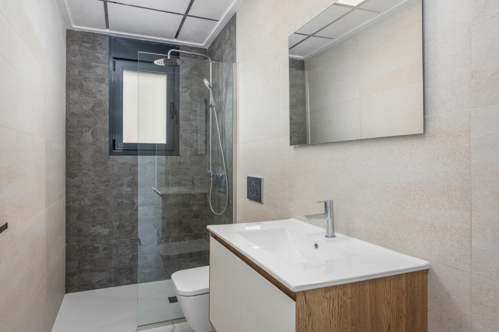 <p>Apartments - solarium provided with 2 Bedrooms and 2 Bathrooms, private swimming pool and private parking space within domain. </p><p>Choice bet...