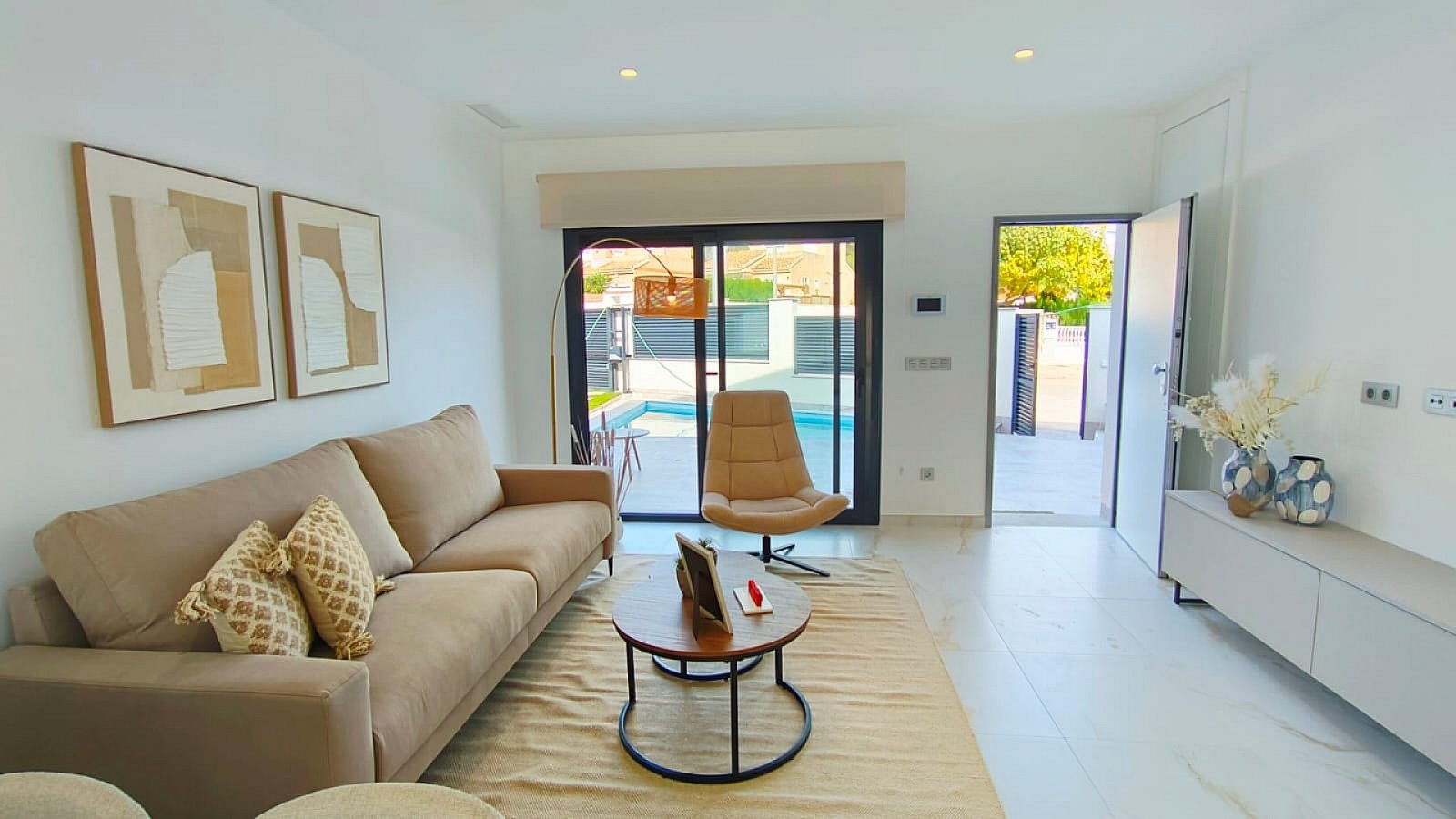 <p>Villa provided with 3 Bedrooms and 2 Bathrooms, private swimming pool and parking space on own plot. </p><p>A small complex of only 5 villas, bu...