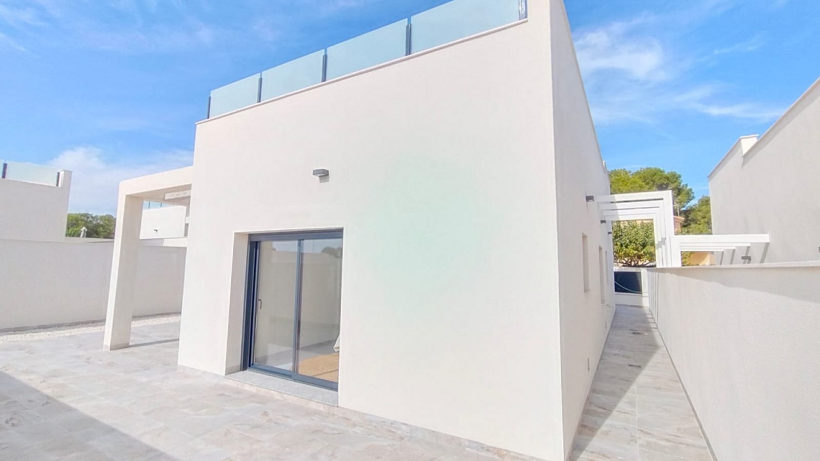 <p>Villa provided with 3 Bedrooms and 2 Bathrooms, private swimming pool and parking space on own plot. </p><p>A small complex of only 5 villas, bu...