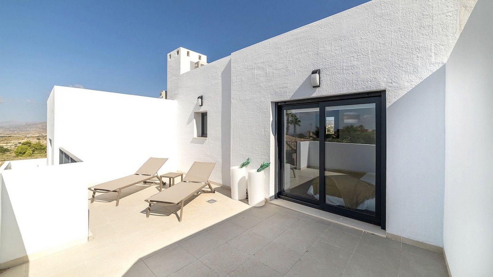 Moderne Reihenhaus-Villa mit 3 Schlafzimmern, 2 Bädern, Gemeinschaftspool und eigenem Parkplatz