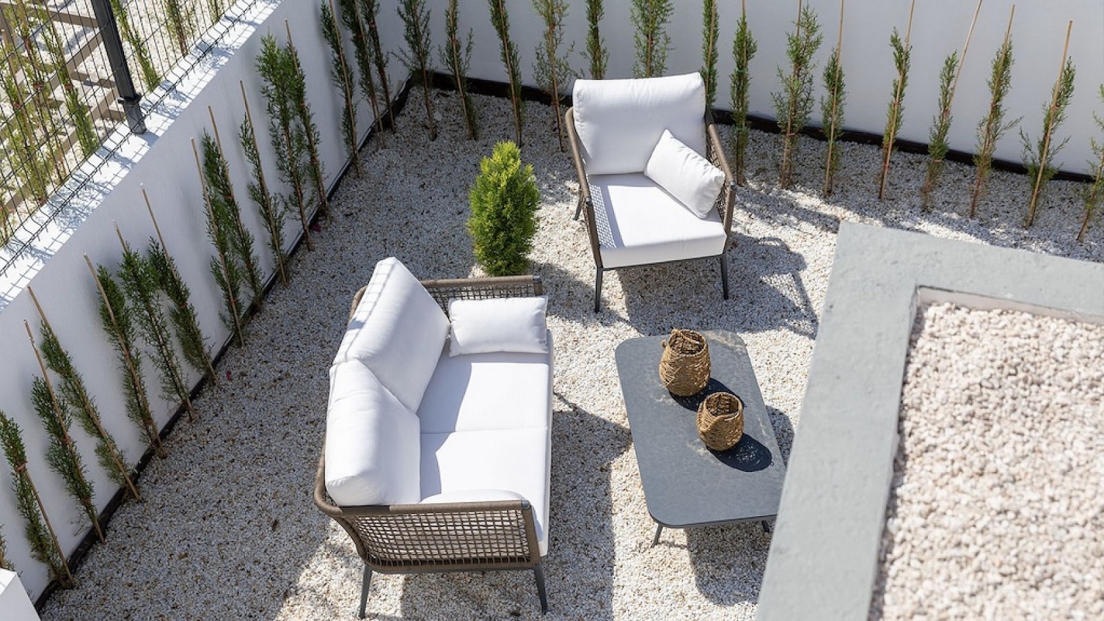 Moderne Reihenhaus-Villa mit 3 Schlafzimmern, 2 Bädern, Gemeinschaftspool und eigenem Parkplatz