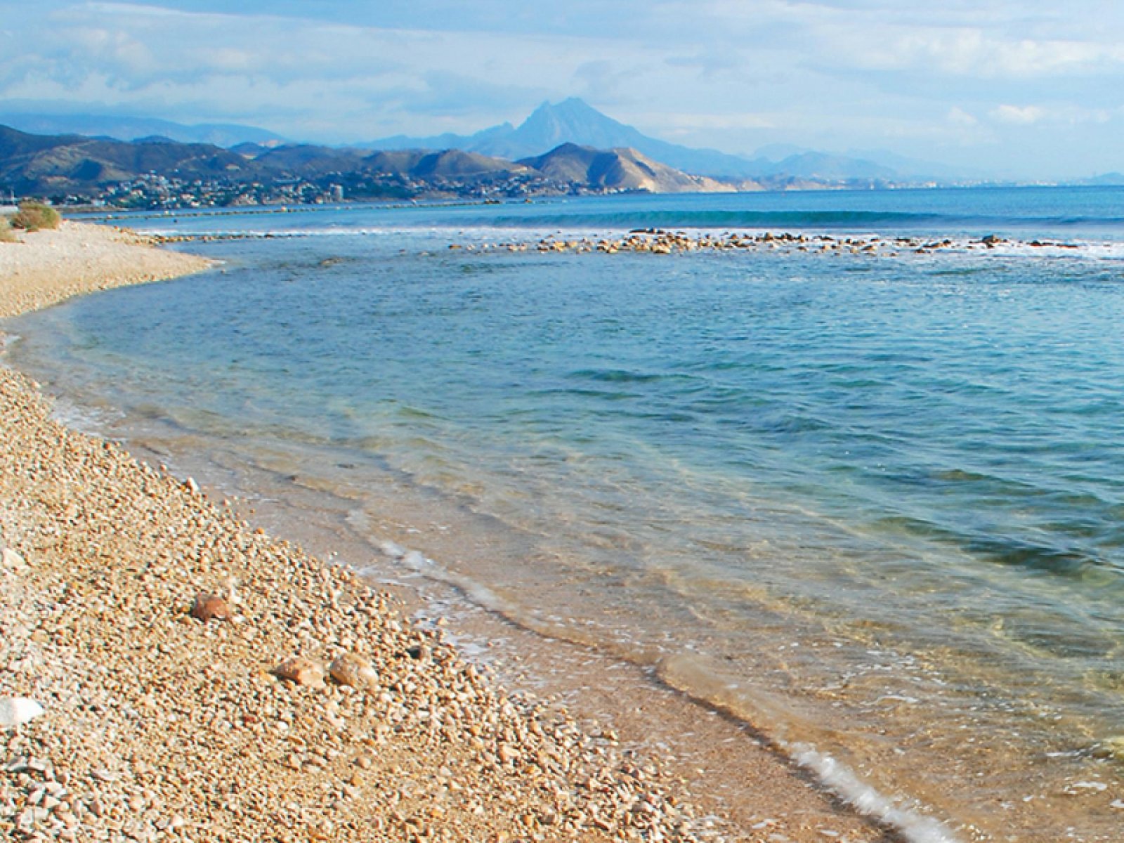 Moderne Reihenhaus-Villa mit 3 Schlafzimmern, 2 Bädern, Gemeinschaftspool und eigenem Parkplatz