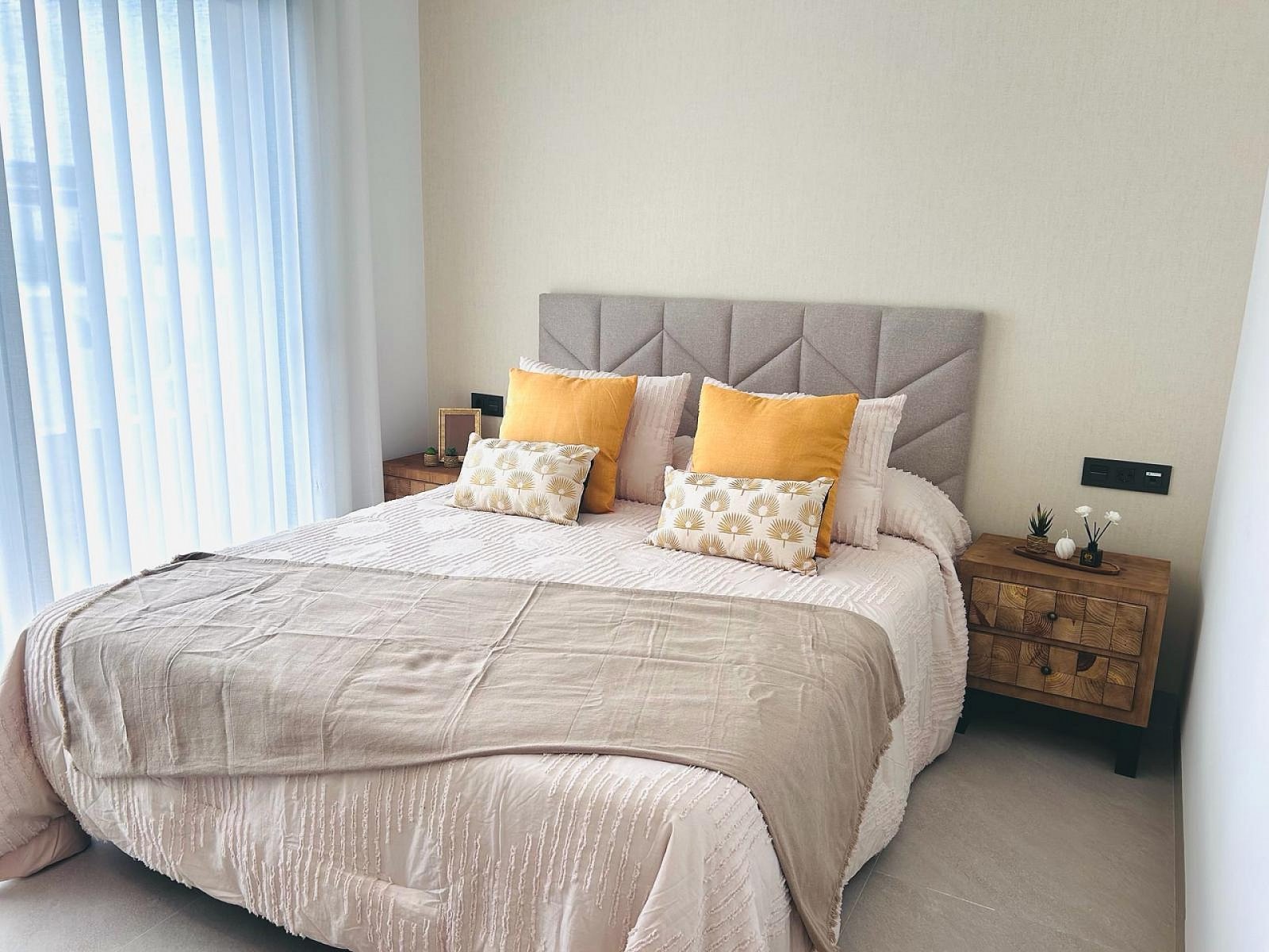 <p>Villa with basement provided with 3 Bedrooms and 3 Bathrooms, private swimming pool and parking space on own plot. </p><p>The villas are in a pr...