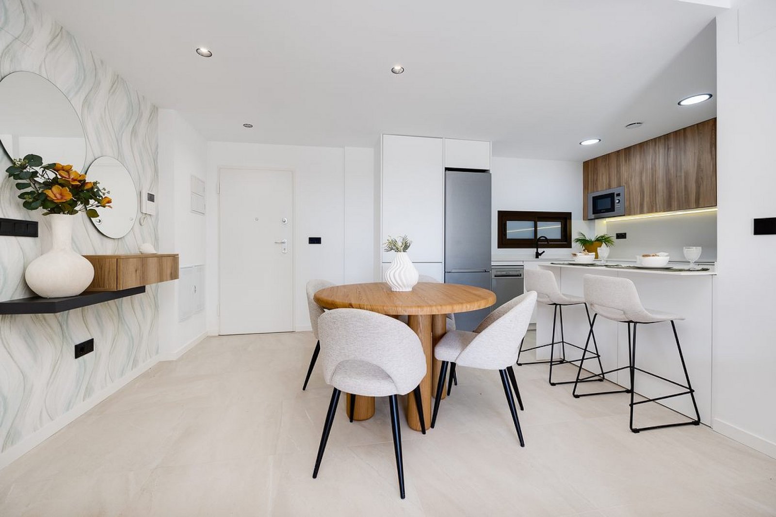 <p>Apartment with garden provided with 3 Bedrooms and 2 Bathrooms, communal swimming pool and underground parking space. </p><p>A total of 240 cont...