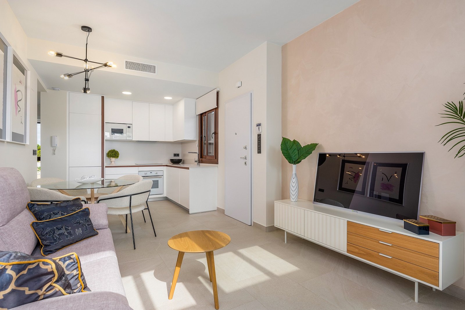 <p>Apartments - solarium provided with 3 Bedrooms and 2 Bathrooms, communal swimming pool and optional underground parking & storage room. </p>