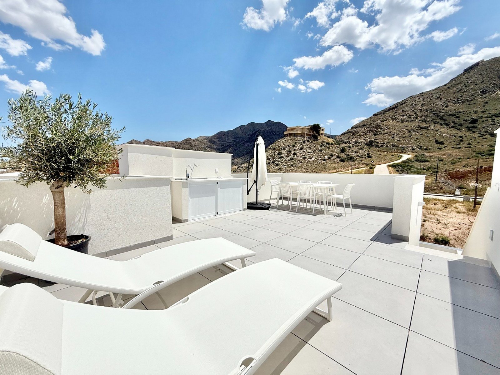 <p>Terraced villa provided with 3 Bedrooms and 2 Bathrooms, communal swimming pool and parking space on own plot. </p>