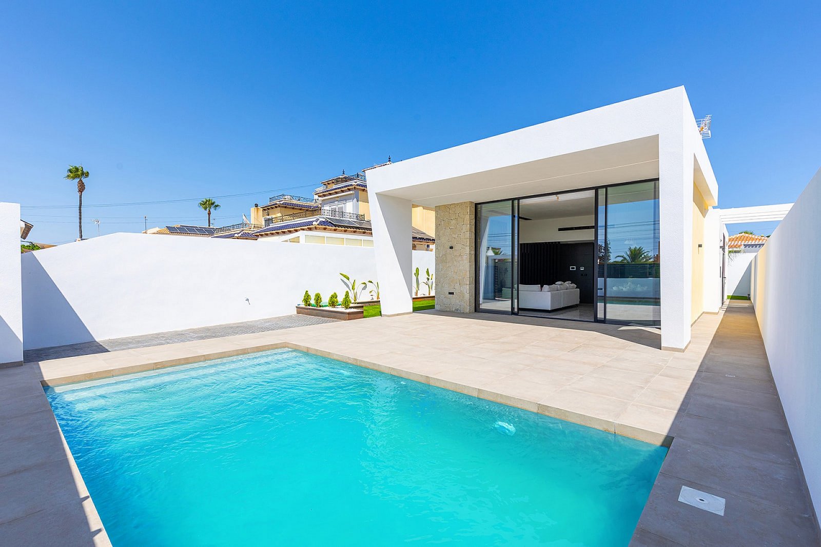 Torrevieja: <p>Villa provided with 3 Bedrooms and 2 Bathrooms, private swimming pool and parking space on own plot. </p><p>Single storey villas with private po... 