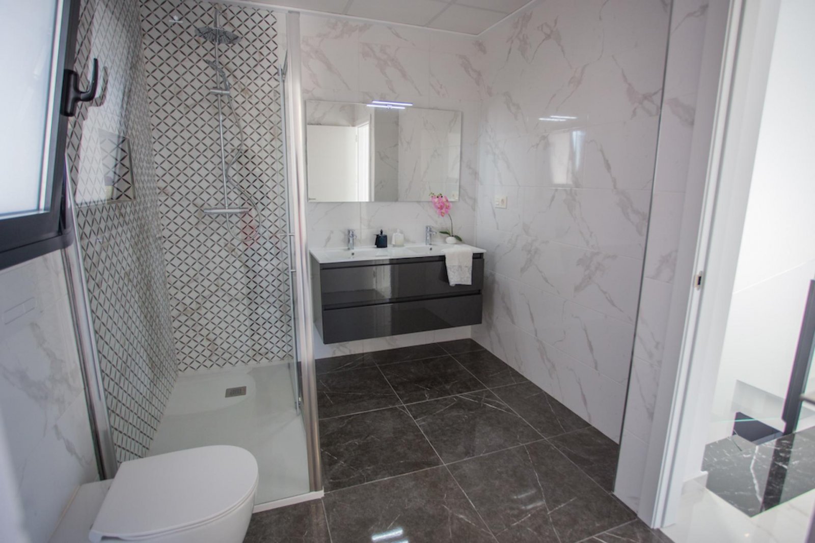 <p>Villa provided with 3 Bedrooms and 2 Bathrooms, optional swimming pool and parking space on own plot. </p><p>Discover these beautiful detached v...