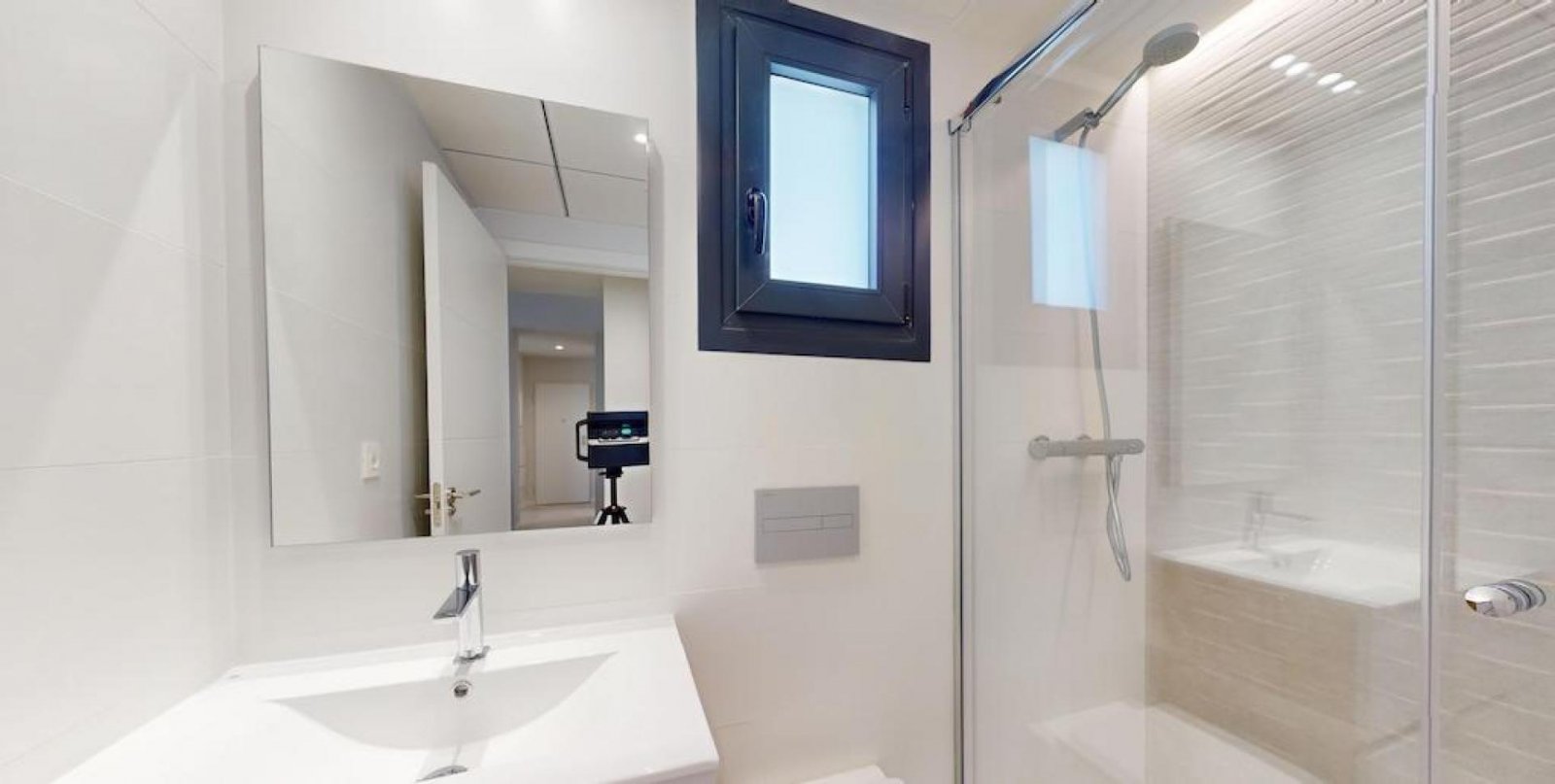 <p>Apartments - solarium provided with 3 Bedrooms and 2 Bathrooms, communal swimming pool and private parking space within domain. </p><p>Discover ...