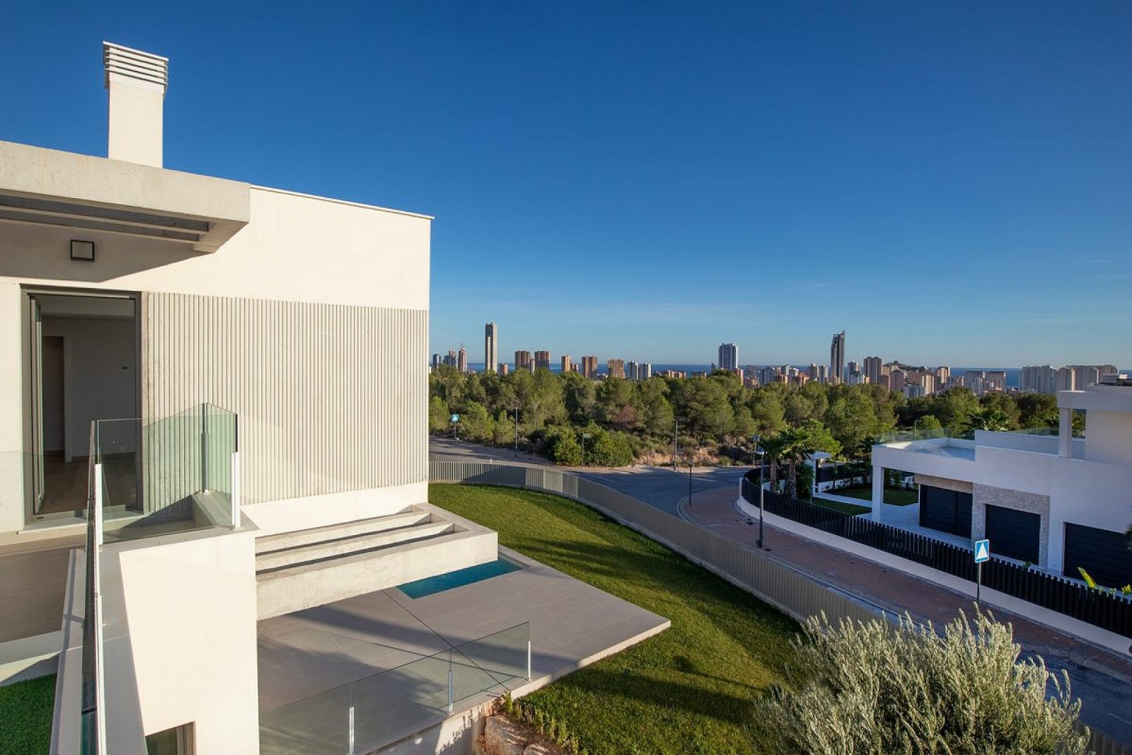 <p>Villa provided with 4 Bedrooms and 4 Bathrooms, private swimming pool and parking space on own plot. </p>