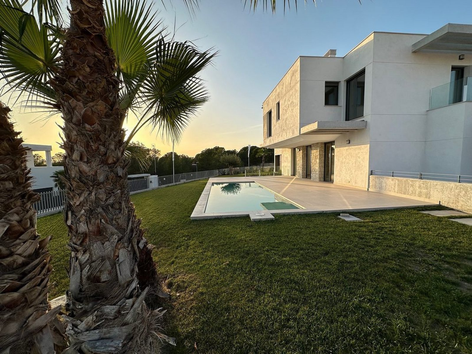 <p>Villa provided with 4 Bedrooms and 4 Bathrooms, private swimming pool and parking space on own plot. </p>
