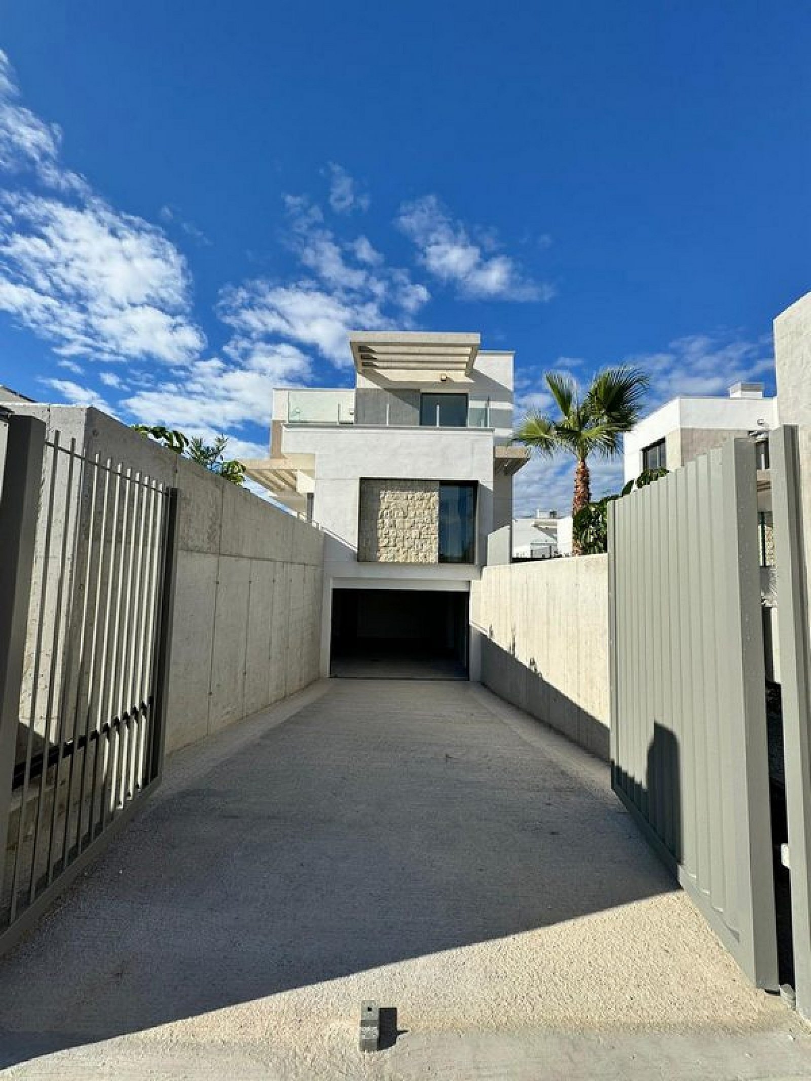 <p>Villa provided with 4 Bedrooms and 4 Bathrooms, private swimming pool and parking space on own plot. </p>